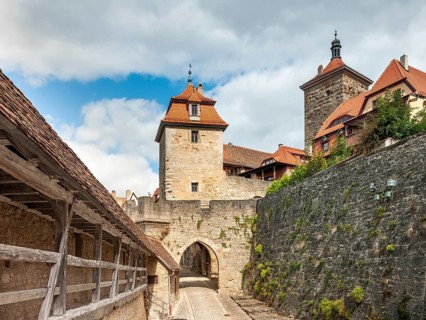 The Kobolzell Tor tor with battlements and Kobolzell tower, Rothenburg ob der Tauber, Franconia,