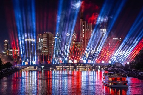 A spectacular light show at the Flößerbrücke in Frankfurt am Main puts spectators in the mood for