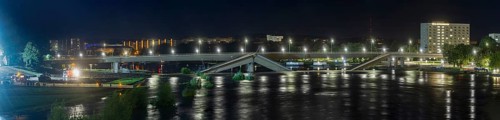 In the early hours of the morning, a section of the Carola Bridge collapsed for unknown reasons.