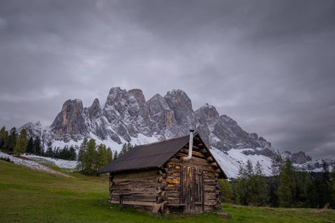 View of a part of the Geisler group from the Gampenwiese, in the foreground an alpine hut,