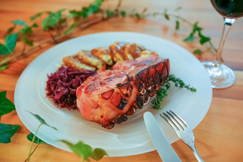 Swabian cuisine, crusty roast Swabian pork, meat dish, pork, crispy, red cabbage, dumplings,