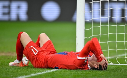 Mathias Honsak 1. FC Heidenheim 1846 FCH (17) injured Injury on the ground, Voith-Arena,