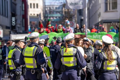 Rose Monday carnival parade in Düsseldorf, police officers secure the Rose Monday parade