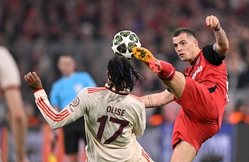 Duel, action Michael Olise FC Bayern Munich FCB (17) v Granit Xhaka Bayer 04 Leverkusen (34) UEFA
