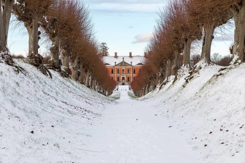 Festonallee in the snow, view of the main building of Bothmer Castle, Klütz,