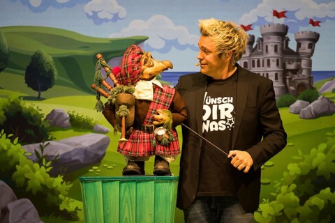 Sascha Grammel with hand puppet Frederic Freiherr von Furchensumpf live on Wünsch dir was Tour at