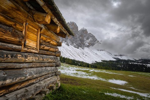 View past a mountain hut to a part of the Geisler Group from the Gampenwiese, Dolomites, snow,