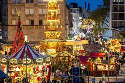 Pre-Christmas season, Christmas market in the city centre of Essen, Willy-Brandt-Platz, pedestrian