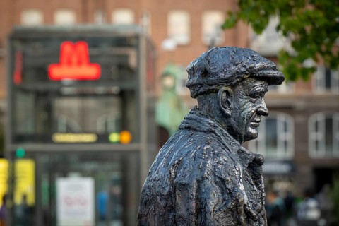 B&W Worker, sculpture by Jens Galschiøt, Børnehusbroen, Christianshavn Metrostation,