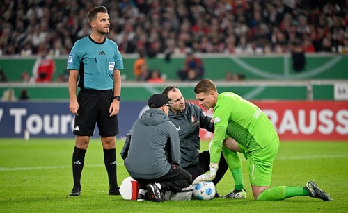Goalkeeper Julian Krahl 1. FC Kaiserslautern FCK (01) injured, coach, referee Referee Daniel