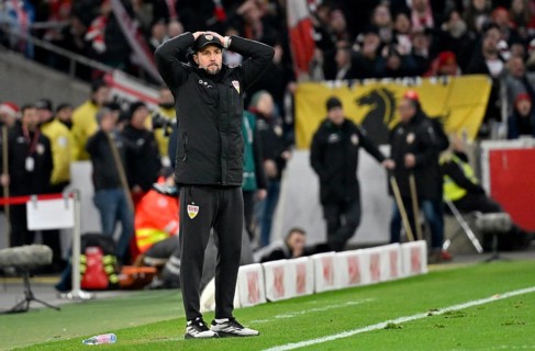 Coach Sebastian Hoeneß VfB Stuttgart on the sidelines Disappointment disappointed after missed goal