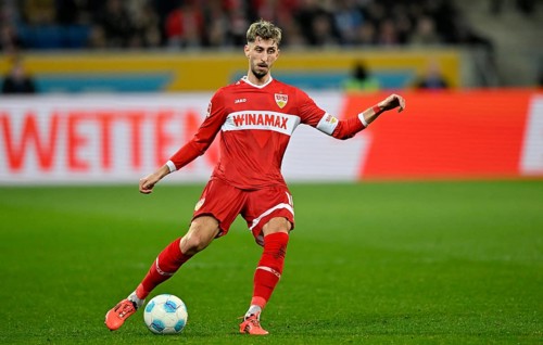 Atakan Karazor VfB Stuttgart (16) Action on the ball Perimeter advertising SPORTWETTEN PreZero