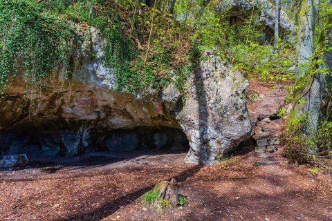 The Klausenhöhle is a natural karst cave near the Lower Bavarian market town of Essing in the