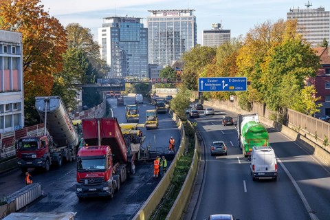 New whisper asphalt surface for the A40 motorway, in the city of Essen, direction Dortmund, 95, 000