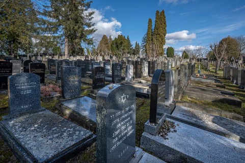 Old and new graves at the Israeli cemetery, inaugurated in 1882, Werner-von Siemens Str. 2,