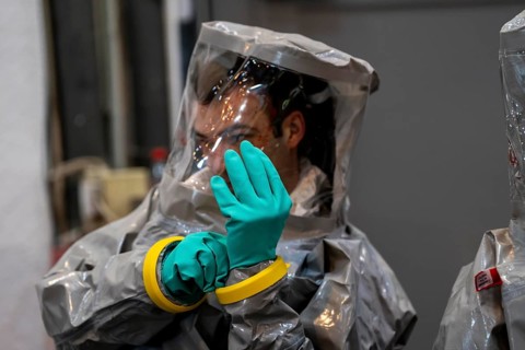 Decontamination of injured persons after an assumed accident involving hazardous substances, fire