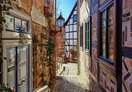 Narrow, romantic passageway with half-timbered houses on the Schlossberg, Old Town of the World