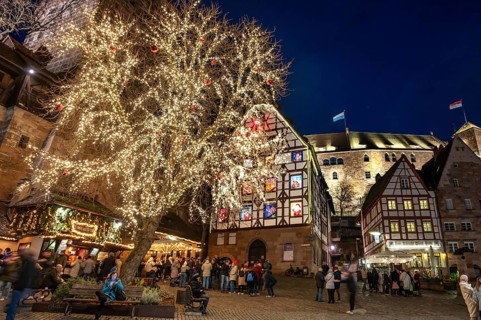 Tiergärtnertorplatz with the Pilatushaus, built in 1489, a historic town house with an Advent