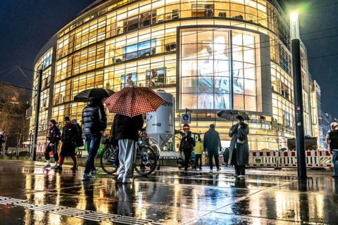 Schadowstraße, city centre, shopping street, pedestrian zone, winter, rainy weather, P&C clothing