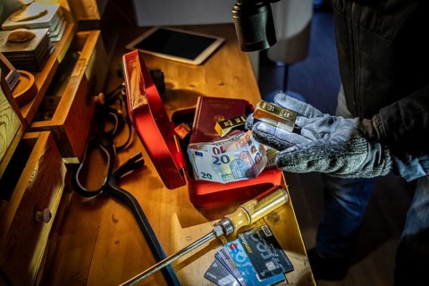 Symbolic image of a burglary, perpetrator has broken into a flat from the garden side and is