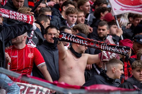 Kaiserslautern, 20.04.2024: The fans of SV Wehen Wiesbaden celebrate their team's draw after the