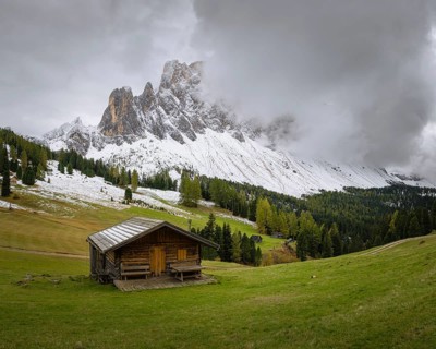View of a part of the Geisler group from the Gampenwiese, in the foreground an alpine hut,