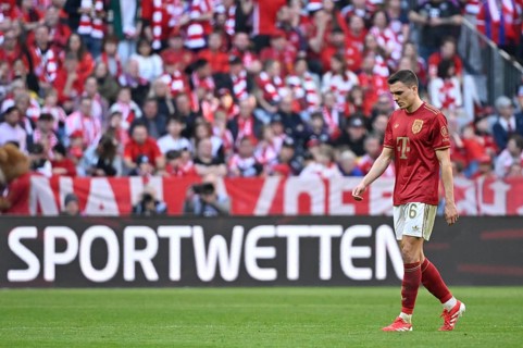 Joao Palhinha FC Bayern Munich FCB (16) sent off after red card, perimeter advertising SPORTWETTEN,