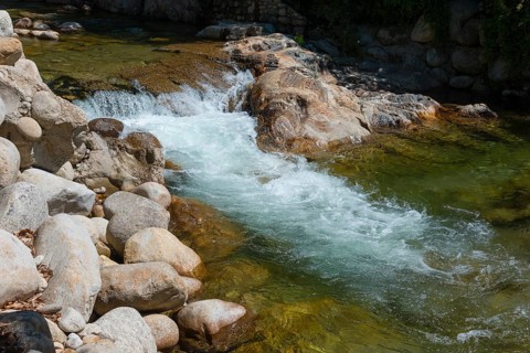 Clear water flows over rocks in a small, natural river, Piscina natural, natural pool, Garganta