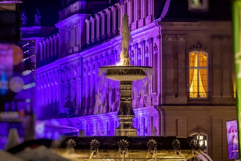 Court of honour on Schlossplatz. The New Palace and fountain are illuminated. Stuttgart,