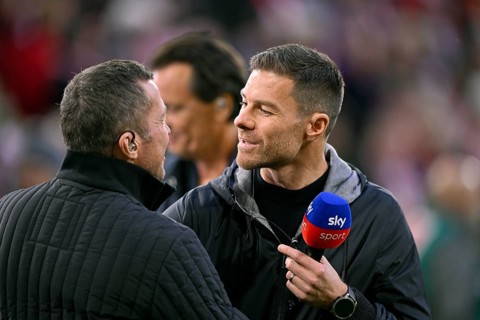 SKY TV expert Lothar Matthäus, in an interview Microphone Logo Coach Coach Xabi Alonso Bayer 04