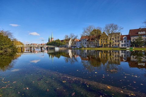 Riverbank of the Trave at high water, pedestrian bridge Dankwartsbrücke, historic houses, trees,