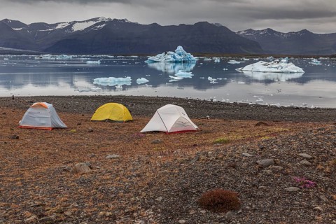 Tents in front of glacier lagoon, icebergs, camping, mountains, cloudy, winter, Jökulsarlon,
