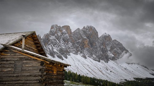 View of a part of the Geisler group from the Gampenwiese, in the foreground an alpine hut,