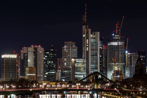 30 hrs and 21:30 hrs, only in greatly reduced form., Deutschherrnbrücke, Frankfurt am Main, Hesse,