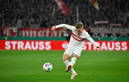 Maximilian Mittelstaedt VfB Stuttgart (07) on the ball, STRAUSS perimeter advertising, logo, DFB