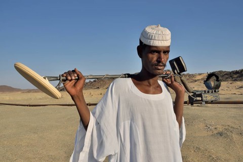 Gold seeker with metal detector, near Abu Sara, Nubia, Sudan, Africa