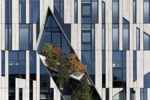 Green façade on the Kö-Bogen, commercial and office building, architecture by Daniel Libeskind,