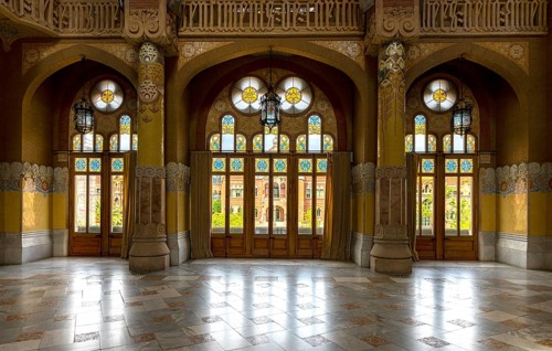 Interior view of the hall and corridors in the main building in the Hospital de la Santa Creu i