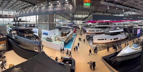 View from elevated position in exhibition overview of exhibition hall public fair fair boot