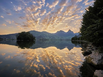 Morning atmosphere at Lake Lauerz with island, Großer and Kleiner Mythen in the background, Lauerz,
