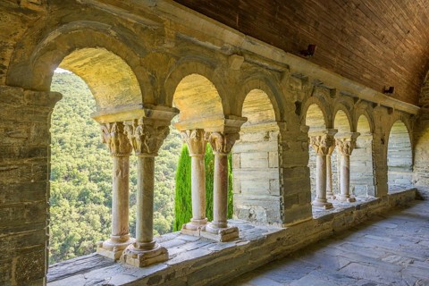 Cloister, Prieuré de Serrabone, Boule-d'Amont, Département Pyrénées-Oriental, France, Europe