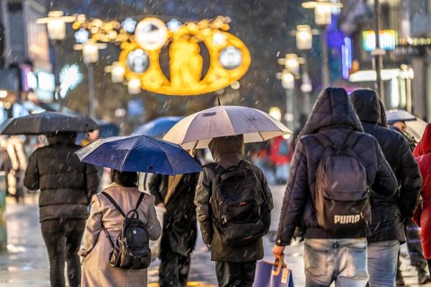 Rainy weather, passers-by with umbrellas, empty Christmas market, Essen, North Rhine-Westphalia,