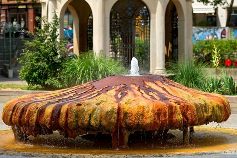 Kochbrunnen Springer, fountain by Edgar Heydock, hot sodium chloride thermal spring, coloured