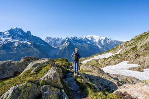 Mountaineers on a hiking trail in front of a mountain panorama, view of mountain peaks Grandes