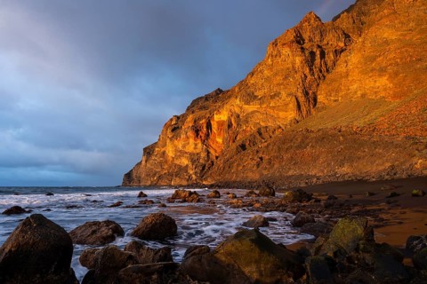 Golden hour on the seafront. Playa del Inglés and the La Mérica mountain range. Valle Gran Rey, La