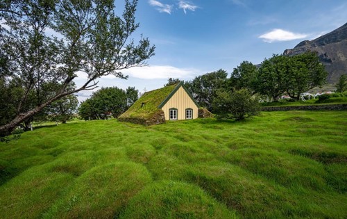 Hofskirkja church with grass roof and grass-covered graves, Öræfi region, South Iceland, Iceland,