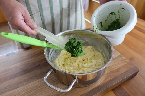 German cuisine, preparation of sauerbraten with mashed potatoes, adding rocket to mashed potatoes,