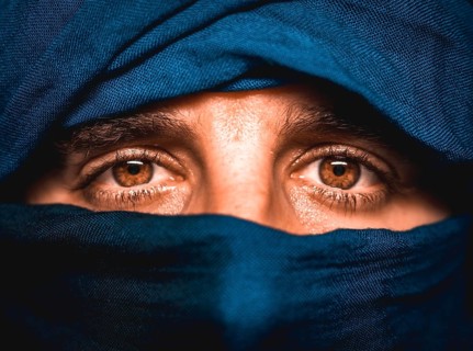 Look that simulates a blue cloth covered Berber in the desert of Merzouga in Morocco
