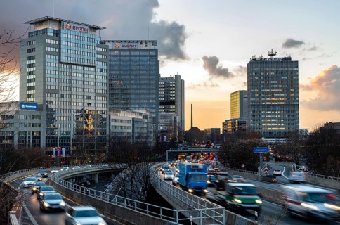 Motorway A40, Ruhrschnellweg, in Essen, junction Essen-Zentrum, city skyline, Ruhrschnellweg