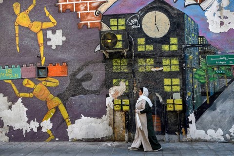 Veiled woman in front of mural, graffito, Al Khobar, ash-Sharqiyya province, Persian Gulf, Saudi
